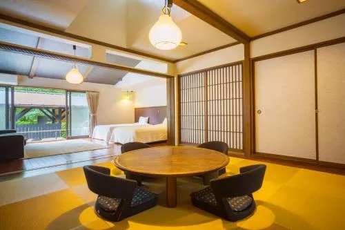 小屋- 帶榻榻米區和露天浴池 (Cottage with Tatami Area and Open-Air Bath)