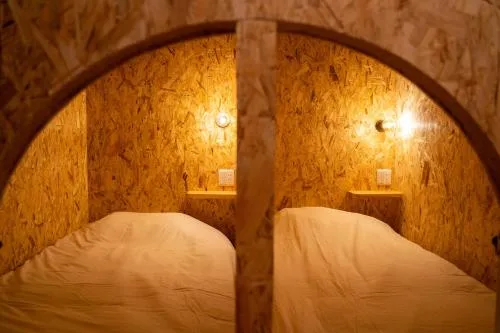 宿舍房的單人床 (Single Bed in Dormitory Room)