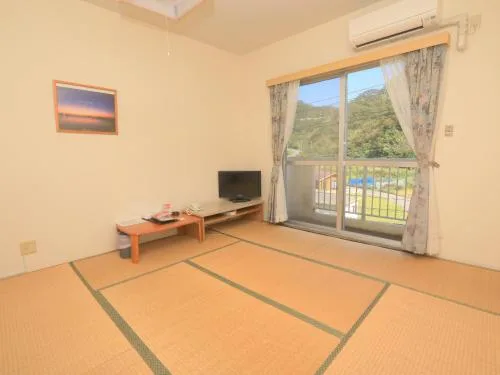 日式三人房 (Japanese-Style Triple Room)