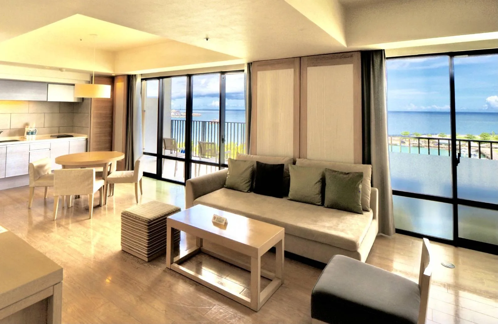 頂級套房(5樓以上) (5th Floor and Above Premium Suite)