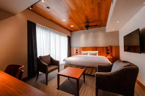 客房(特大床) - 有陽台 (1 King Bed with Balcony)