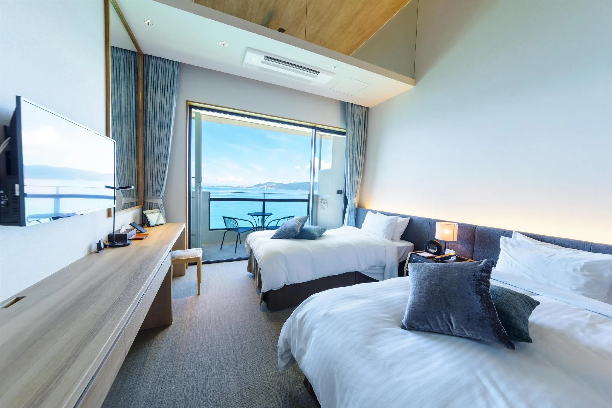 2 Single Beds, Nonsmoking, Executive Room, Top Floor, Ocean Front, Bath And Shower, Extra Bed