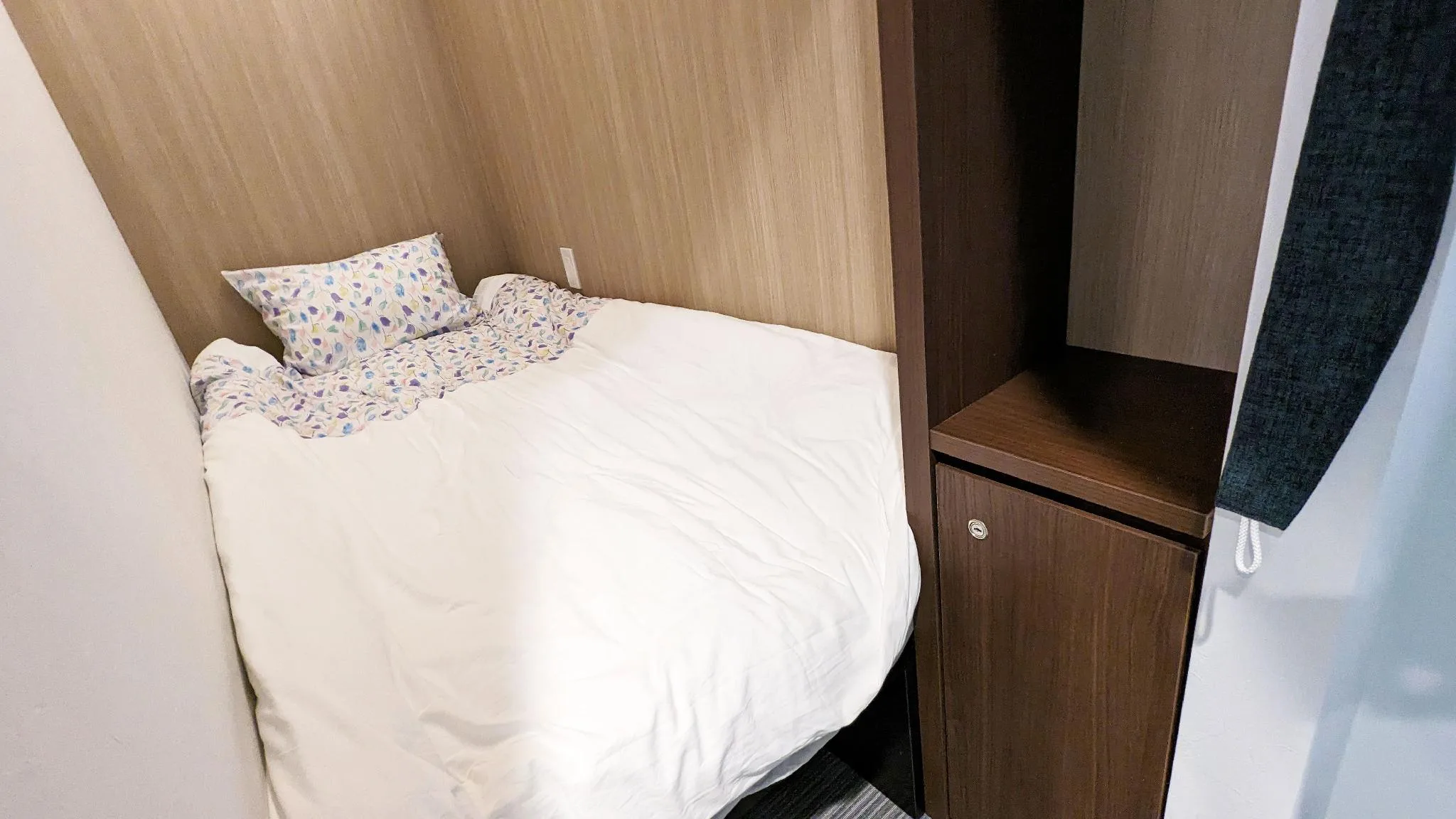 宿舍間內單人床- 配有共用浴室 (Single Bed in Dormitory with Shared Bathroom)