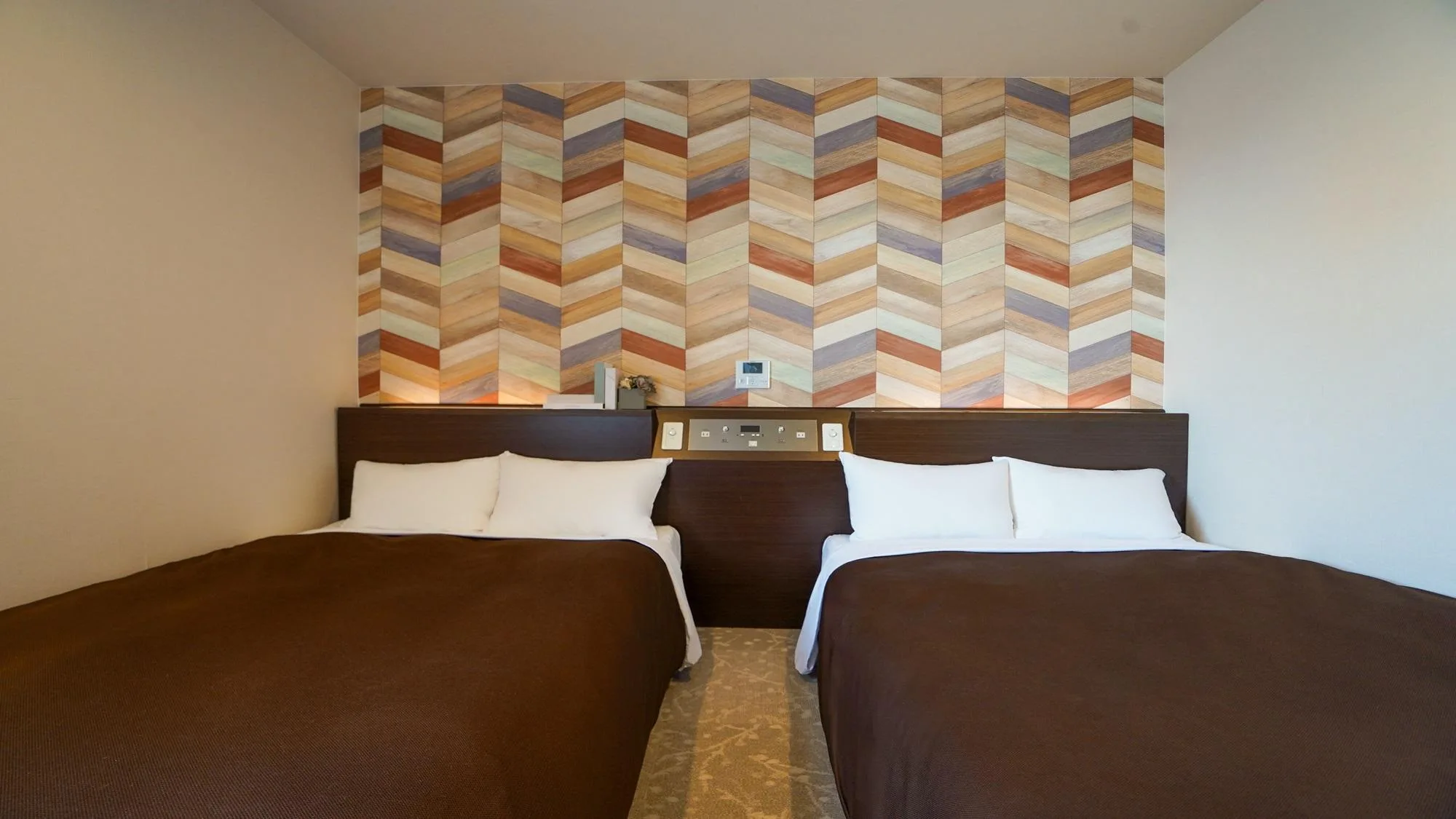 【全新裝潢】標準房(兩床) - 可吸菸(僅限電子煙) (Standard Twin Room - Newly Renovated, Smoking, E-Cigarettes Only)
