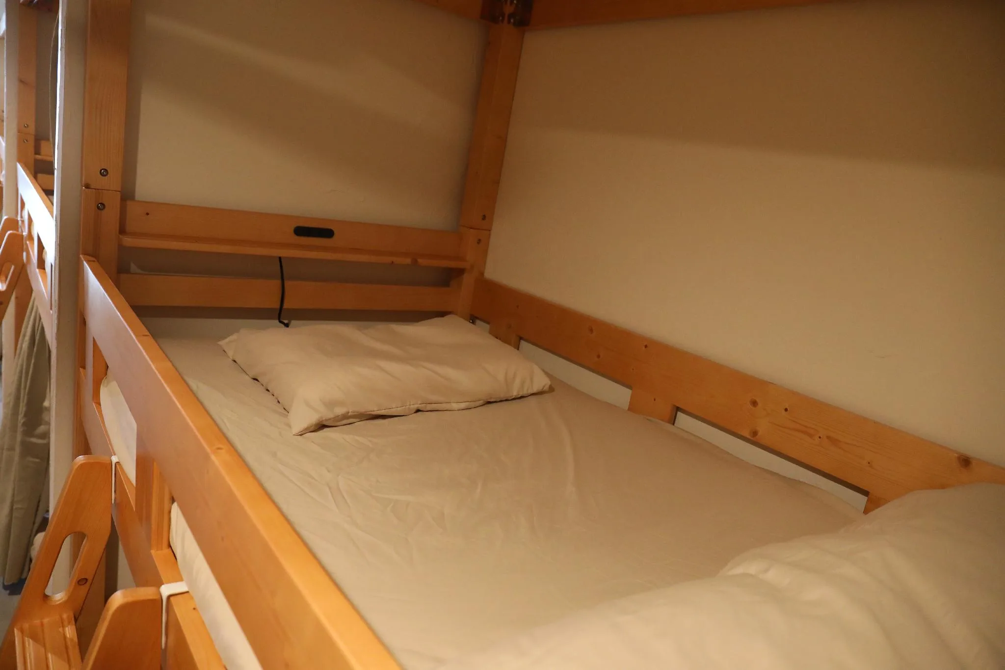 宿舍床位 (Dorm Bed)