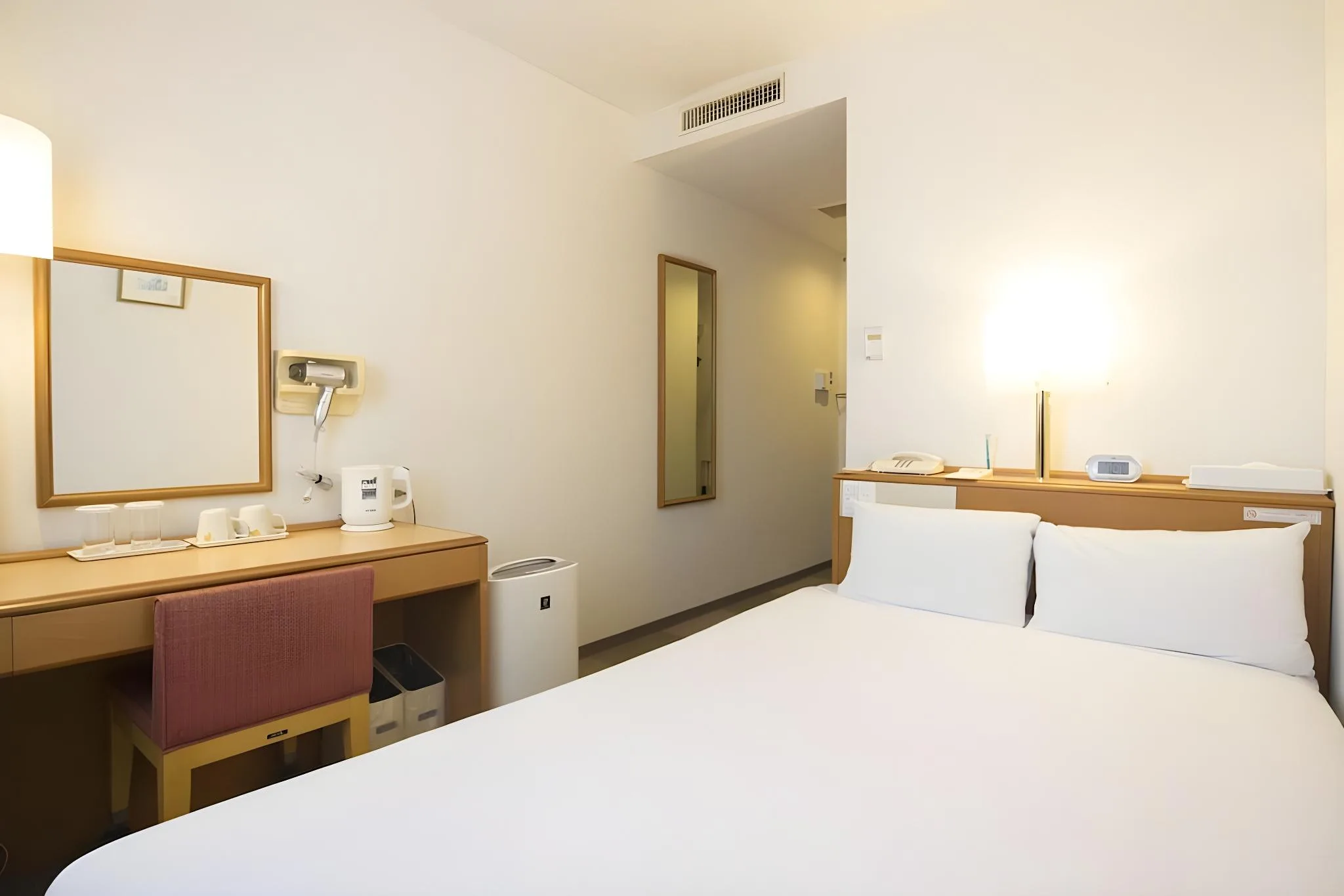 雙人房（小型雙人床）－可吸菸 (Double Room with Small Double Bed - Smoking)